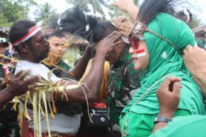 Tradisi Bakar Batu Sagu Adat Marind dan Pengangkatan Danyonif 757/GV Sebagai Anak Adat Bangsa Marind