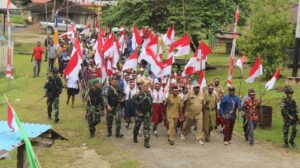 Satgas Yonif 623 Bentangkan Bendera Raksasa di Atas Ketinggian Pedalaman Papua