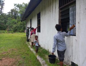 Satgas Yonif Raider 200/BN Gotong Royong Bersihkan Gereja GIDI Bersama Anak-Anak Sekolah Minggu