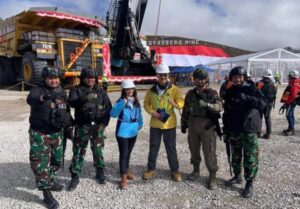 Satgas Yonif R 631/Atg Hadiri Pembentangan Bendera Terbesar Di Puncak Grasberg Freeport, Pecahkan Rekor Dunia