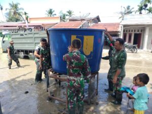 Peduli Kesehatan Warga, Babinsa Pasang Penampungan Air Bersih Untuk Warga