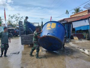 Peduli Kesehatan Warga, Babinsa Pasang Penampungan Air Bersih Untuk Warga