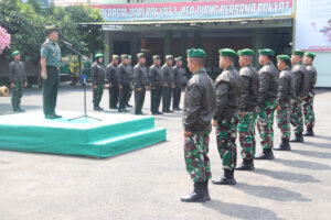 Wujud Perhatian Pimpinan, Dandim 0410/KBL Bagi-bagi Jaket Kepada Prajurit dan PNS