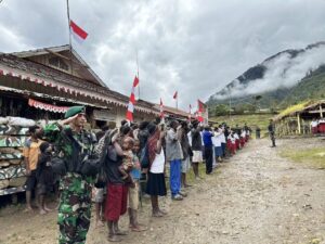 Kakek-nenek, Bapa-mama, dan Anak-anak rame-rame datangi Pos Satgas Yonif Para Raider 433/Julu Siri di Distrik Mbua, Kab. Nduga Papua
