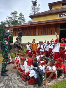 Satgas Pamtas Statis RI-PNG Yonif RK 111/KB Membagikan Vitamin Siswa Sekolah Pedalaman Papua