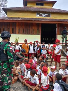 Satgas Pamtas Statis RI-PNG Yonif RK 111/KB Membagikan Vitamin Siswa Sekolah Pedalaman Papua