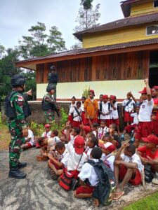 Satgas Pamtas Statis RI-PNG Yonif RK 111/KB Membagikan Vitamin Siswa Sekolah Pedalaman Papua