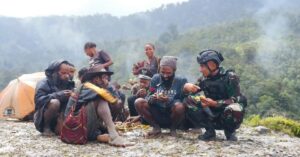 Satgas Yonif PR 433/JS Bersama Masyarakat Distrik Dal Rayakan Bulan Kemerdekaan Dengan Cara Adat Khas Papua Pegunungan