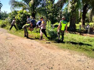 Jum’at Bersih, Anggota Koramil 07/Kejujuran Muda Bersama Warga Gotong Royong Bersihkan Parit Kiri Kanan Jalan