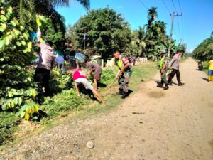 Jum’at Bersih, Anggota Koramil 07/Kejujuran Muda Bersama Warga Gotong Royong Bersihkan Parit Kiri Kanan Jalan