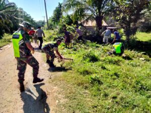 Jum’at Bersih, Anggota Koramil 07/Kejujuran Muda Bersama Warga Gotong Royong Bersihkan Parit Kiri Kanan Jalan