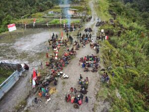 Satgas Yonif PR 433 Kostrad Ajak Masyarakat Distrik Dal Rayakan Kemerdekaan RI dengan Bakar Batu