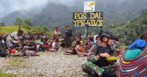 Satgas Yonif PR 433 Kostrad Ajak Masyarakat Distrik Dal Rayakan Kemerdekaan RI dengan Bakar Batu