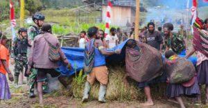 Satgas Yonif PR 433 Kostrad Ajak Masyarakat Distrik Dal Rayakan Kemerdekaan RI dengan Bakar Batu