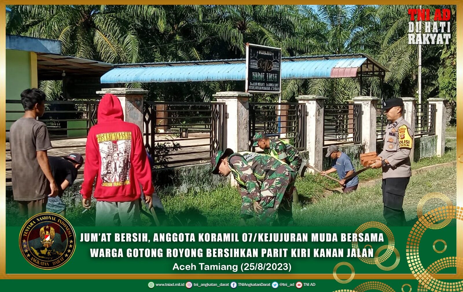 Jum’at Bersih, Anggota Koramil 07/Kejujuran Muda Bersama Warga Gotong Royong Bersihkan Parit Kiri Kanan Jalan