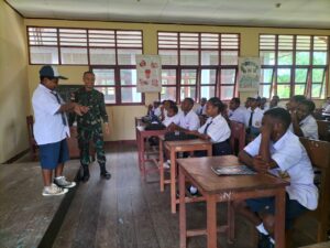 Satgas Yonif 310/KK Berikan Penyuluhan Kesehatan Kepada Siswa Sekolah di Perbatasan RI-PNG