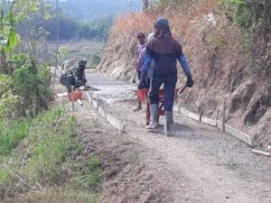 Permudah Angkut Hasil Pertanian Babinsa Bantu Warga Pengecoran Jalan Usaha Tani