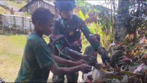 Perkuat Persaudaraan Satgas YPR 330 Kostrad Safari ke Honai Honai Warga Intan Jaya