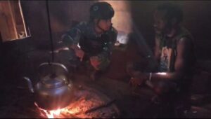 Perkuat Persaudaraan Satgas YPR 330 Kostrad Safari ke Honai Honai Warga Intan Jaya