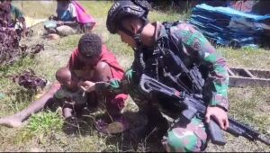 Perkuat Persaudaraan Satgas YPR 330 Kostrad Safari ke Honai Honai Warga Intan Jaya