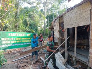 Anggota TNI Bongkar Rumah Kakek 88 Tahun di Desa Ilung Tengah