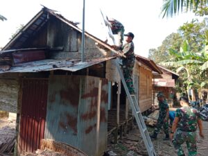 Anggota TNI Bongkar Rumah Kakek 88 Tahun di Desa Ilung Tengah