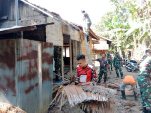 Anggota TNI Bongkar Rumah Kakek 88 Tahun di Desa Ilung Tengah