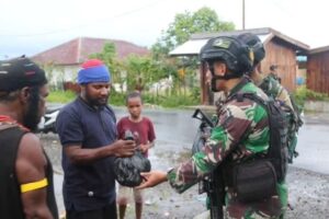 Aksi Kemanusiaan Pasukan Pandawa Kostrad di Sarang KSTP Papua