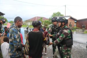 Aksi Kemanusiaan Pasukan Pandawa Kostrad di Sarang KSTP Papua