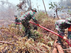 Prajurit Kodim 0413/Bangka Berjibaku Padamkan Api