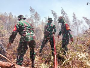 Prajurit Kodim 0413/Bangka Berjibaku Padamkan Api