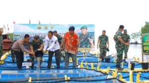 Dandim Bengkalis Dampingi Pangdam I/BB Tebar Benih Ikan di Kerambah Laut Rupat Utara