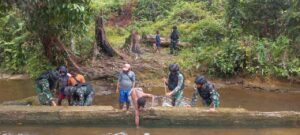 Satgas Yonif RK 111/KB Bersama Masyarakat Distrik Iniyandit Papua Selatan Perbaiki Bendungan PLTA