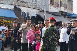 Danrem 132/Tadulako Dampingi Presiden dan Ibu Negara Menyapa Pedagang Pasar Masomba Palu