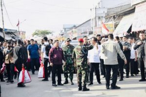 Danrem 132/Tadulako Dampingi Presiden dan Ibu Negara Menyapa Pedagang Pasar Masomba Palu