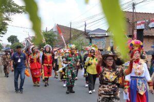 Dandim 0824/Jember Lepas karnaval Pelajar Kecamatan Kalisat, Ajak Pelajar Semangat Meraih Prestasi Jadi Pemimpin Bangsa