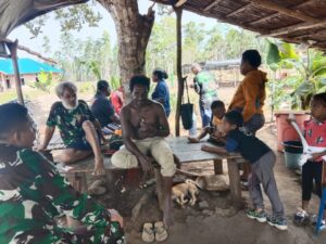 Mempererat Hubungan Dengan Warga di Perbatasan, Satgas Yonif 726/TML Lakukan Komsos