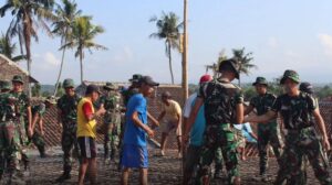 Prajurit Yonif Raider 515 Kostrad Laksanakan Karya Bakti Pembangunan dan Perbaikan Masjid Baiturrohman