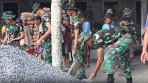Prajurit Yonif Raider 515 Kostrad Laksanakan Karya Bakti Pembangunan dan Perbaikan Masjid Baiturrohman