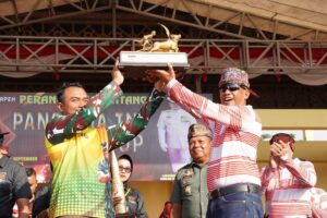 Hadiah Lomba Kerapan Sapi Piala Panglima TNI diserahkan kepada para Juara