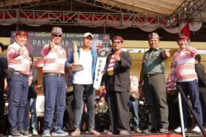 Hadiah Lomba Kerapan Sapi Piala Panglima TNI diserahkan kepada para Juara