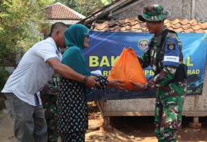 Disela-sela Latihan UST Yonarhanud 1 Kostrad Lakukan Bakti Sosial