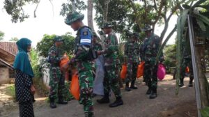 Disela-sela Latihan UST Yonarhanud 1 Kostrad Lakukan Bakti Sosial