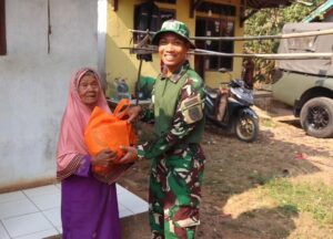 Disela-sela Latihan UST Yonarhanud 1 Kostrad Lakukan Bakti Sosial