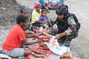 Kembali Beraksi, Pasukan Pandawa Kostrad Borong Semua Jualan Mama Papua di Kenyam Nduga