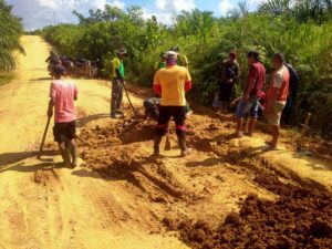 Satgas Yonarmed 10/ Bradjamusti Bahu Membahu Dengan Masyarakat Bangun Jalan Di Perbatasan