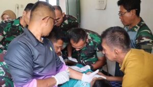 Selalu Hadir Untuk Masyarakat, Prajurit dan Srikandi Tengkorak Kostrad Gelar Sunatan Massal