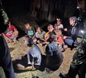 Tembus Belantara Hutan Papua di Malam Hari, Satgas YPR 330 Bagikan Sembako dan Bantu Pengobatan Warga