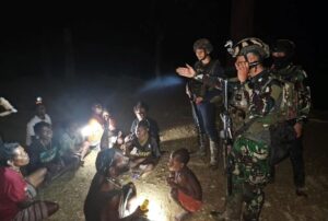 Tembus Belantara Hutan Papua di Malam Hari, Satgas YPR 330 Bagikan Sembako dan Bantu Pengobatan Warga