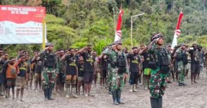 Pos TNI Dal Bersama Masyarakat Tunjukkan Jiwa Nasionalisme Pada Upacara di Pedalaman Pegunungan Tengah Papua